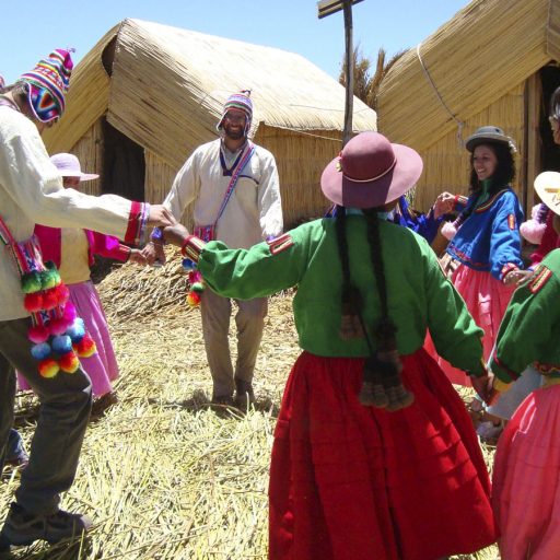 11282016180805-vestimenta-isla-uros-puno-peru