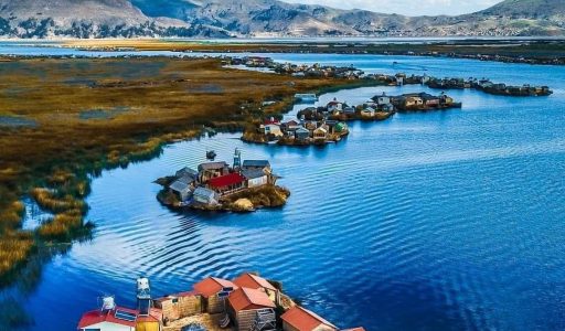 Islas flotantes de Los #Uros en el gran Lago Titicaca, región Puno 🇵🇪 Photo by 📷 @slowlyanywhere