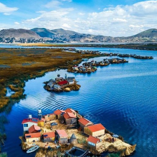 Islas flotantes de Los #Uros en el gran Lago Titicaca, región Puno 🇵🇪 Photo by 📷 @slowlyanywhere